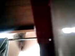 Un homme impudent cloue une brune vorace près video q gratuit de son mari obéissant