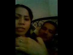 La beauté polit un énorme video x tukif phallus avant de le prendre dans la chatte humide