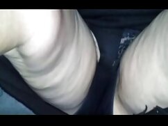 Un homme plus âgé invite la beauté video poeno gratuite en culotte blanche sur un canapé pour se défouler