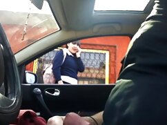 Une brune aux gros seins en bas blancs montre des compétences orales à un homme vidéos porno des femmes chanceux