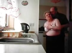 Une nana blonde a l'air incroyable en soufflant et en chevauchant video lesbienne gratuit cette grosse bite