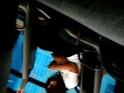 Blonde femme xxx video est séduite par son jeune amant et s'étale sur le lit
