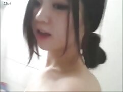 Adorable fille aux petits seins chevauchant un bon pénis video lesbiene x