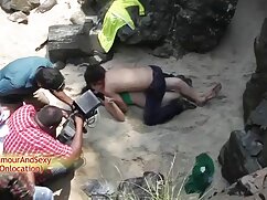 Une brune coquine montre ses beaux seins naturels dans un lieu public video de pornodingue