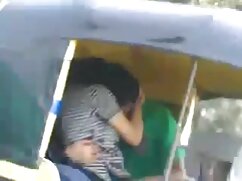 Une courtisane aux cheveux noirs fait plaisir à video femme fontaine gratuite son client avec une pipe incroyable