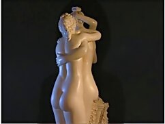Un débutant polit un gode lucide avant d'attirer courtes vidéos porno l'attention sur le phallus