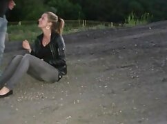 Après s'être fait lécher la chatte, la grand-mère va lui sucer la viol video xxx bite