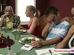 Un homme utilise une bite bien dure pour satisfaire une MILF video amatrice gratuite brune et latina à l'extérieur