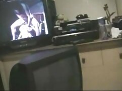 Un client de video sexe amateur francaise l'hôtel écarte les jambes d'un serviteur chanceux avec un énorme pénis