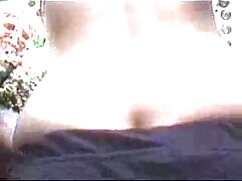 Une secrétaire brune enchanteresse fait plaisir oralement à son video szxe patron