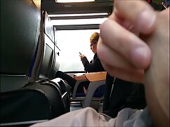 Une salope video sodomie gratuite brune attire un homme dans la maison pour chevaucher une bite avec la chatte