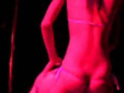 Ce video sexe live gratuit mec pervers aime regarder sa petite amie sur une autre bite