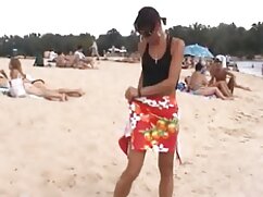 Le couple créatif gros seins video gratuit commence par les préliminaires au bord de la route.