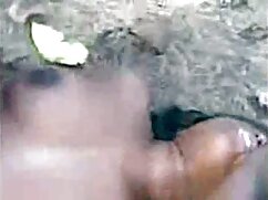 Jeune étalon s'amuse avec cette chérie MILF video sexe gratuit latina