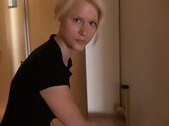 Une brune sexy a peur après un film video xxx pour femme d'horreur