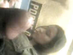 Une jeune x video porno gratuit fille chaude se fait ravager par un étalon noir bien membré