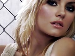 Après s'être réveillée, une femme accepte le sexe video sexe amateurs oral avec un jeune homme barbu