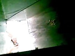 Le directeur vidéos porno tukif du fétichisme des pieds profite de la pipe d'une déesse blonde
