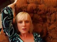 Un mec doué fait un videos porno courtes plan à trois avec deux nanas brunes
