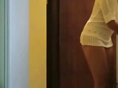 Les adolescents écartent les jambes permettant à l'homme de le faire en sexe amateur vidéo trio