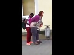La patronne excitée invite son escorte video courte xxx préférée pour s'amuser