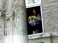 Une baise à trois ardente a lieu sur la videopornoinceste banquette arrière en mouvement de la fourgonnette