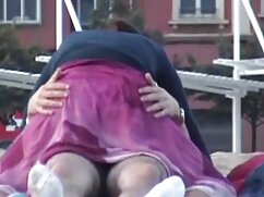 Une femme au foyer offre une pipe à son homme dans vidéo porno amateur gratuit une nouvelle lingerie sexy